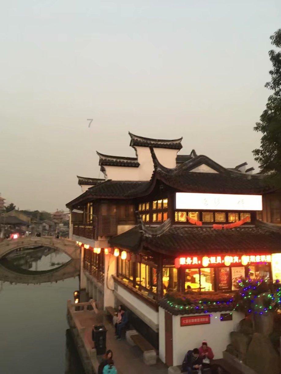 这个女孩一直想追我，可以已经有女朋友了，但觉得她这么可爱，又不好意思拒绝她，又怕我女朋友吃醋，需要游戏画面